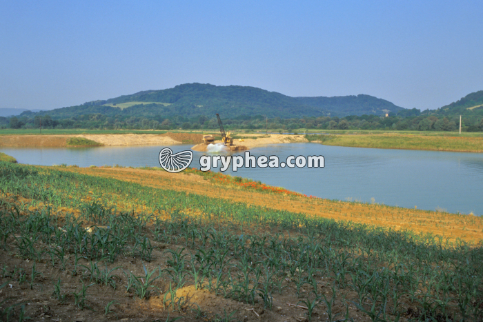 Extraction des alluvions dans une sablière - gryphea.com